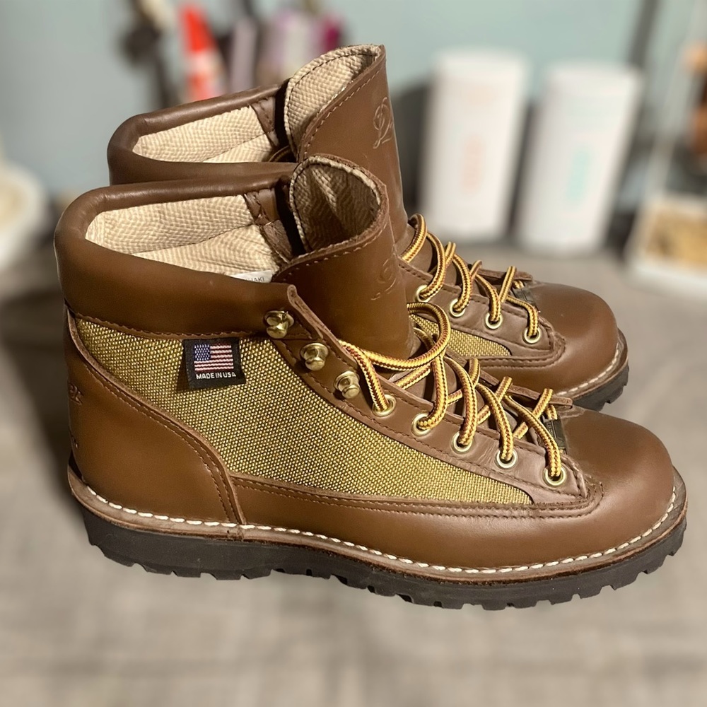 Women’s Danner Light Khaki, SZ 7